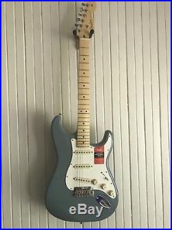 2017 Fender USA American Pro Stratocaster Strat withCase Excellent Condition