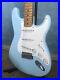 Fender_Classic_Series_50s_Stratocaster_1999_Daphne_Blue_01_una