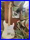 GREAT_Squier_Stratocaster_6_String_Olympic_White_with_Smooth_Maple_Fingerboard_01_pore